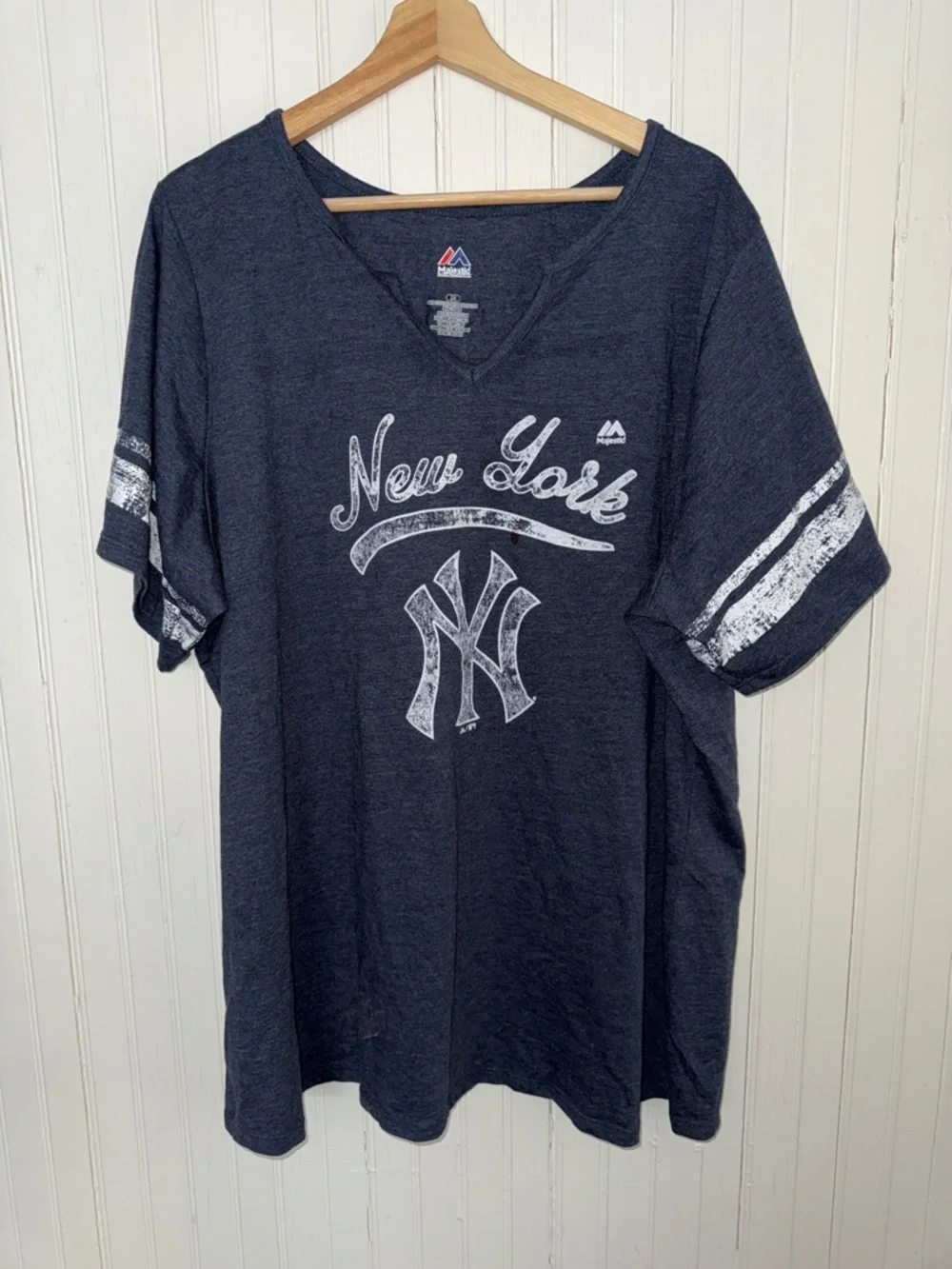 Women's Majestic New York Yankees V-Neck Graphic T-Shirt - Size XL Navy Blue - Picture 1 of 7